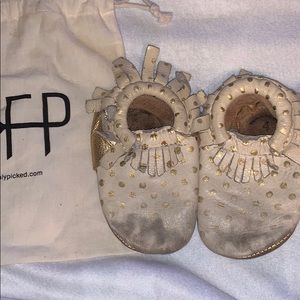 Size 4 freshly picked moccasins heirloomcream/gold